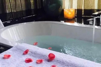 成都锦江区水疗池中的失重冥想:当身体学会漂浮